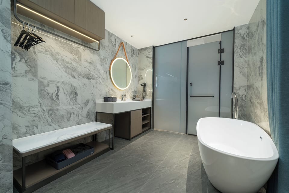 Executive Suite | Bathroom | Free toiletries, hair dryer, towels, shampoo