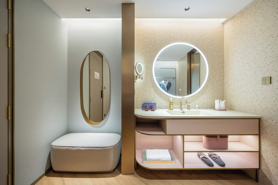 Deluxe Room | Bathroom | Shower, rainfall showerhead, designer toiletries, hair dryer