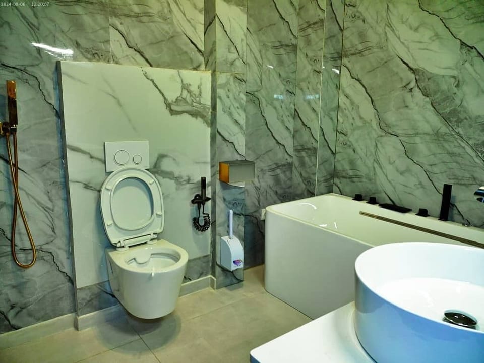 Comfort Double Room, City View | Bathroom | Towels, soap, shampoo, toilet paper