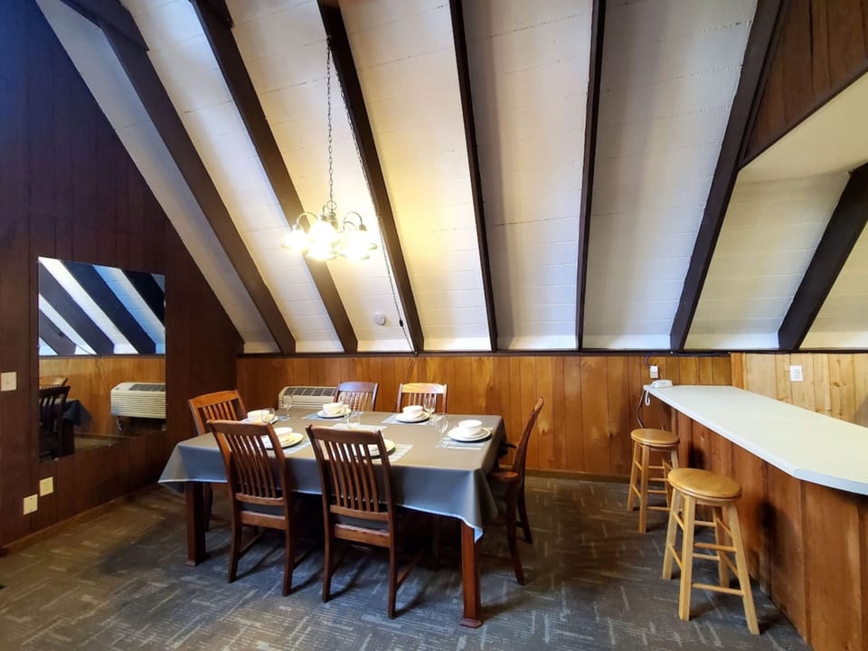 Signature Chalet, 3 Bedrooms, Patio, Mountainside | In-room dining