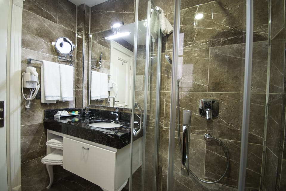 Shower, rainfall showerhead, free toiletries, hair dryer