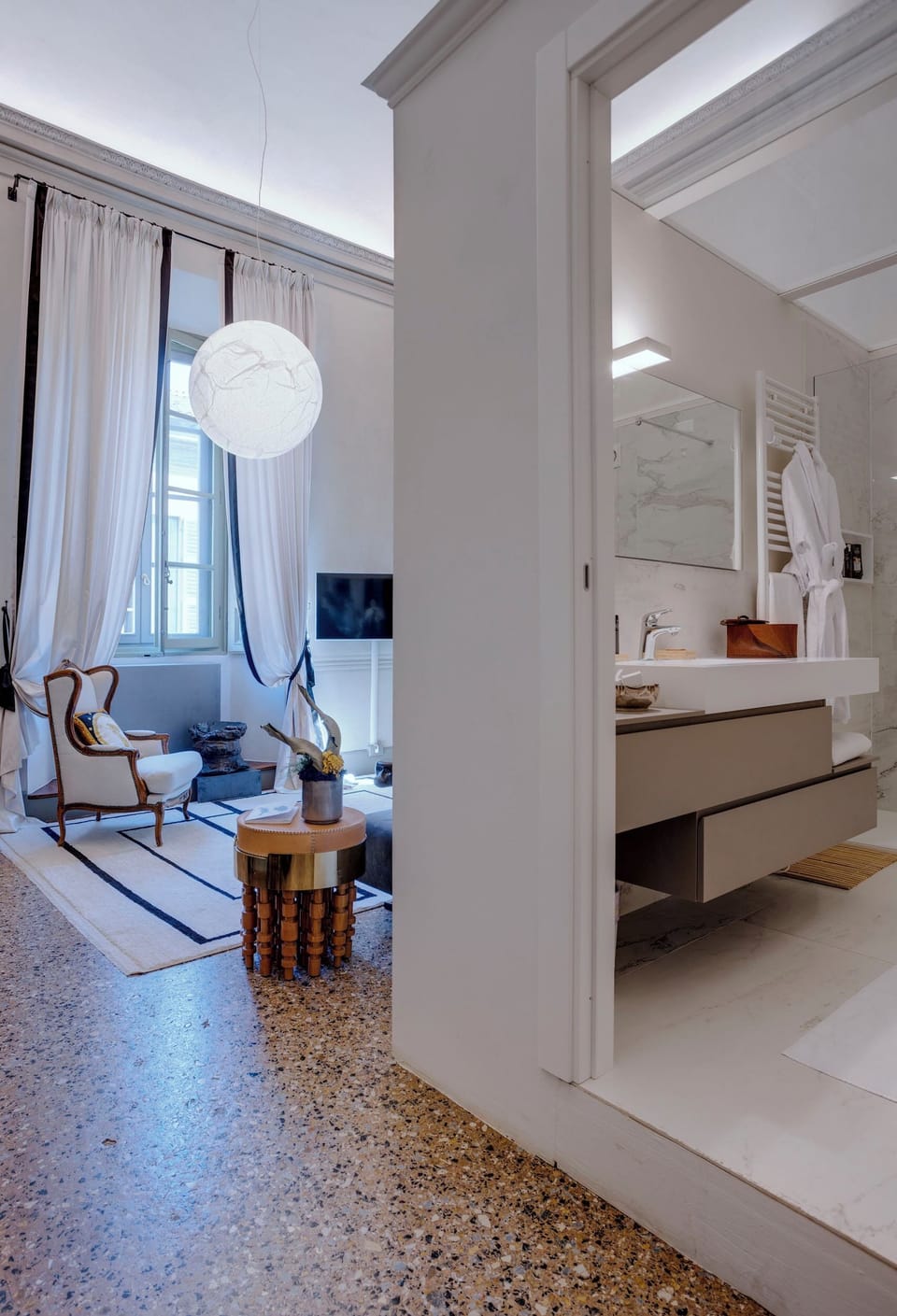 Deluxe Suite | Living room | Smart TV