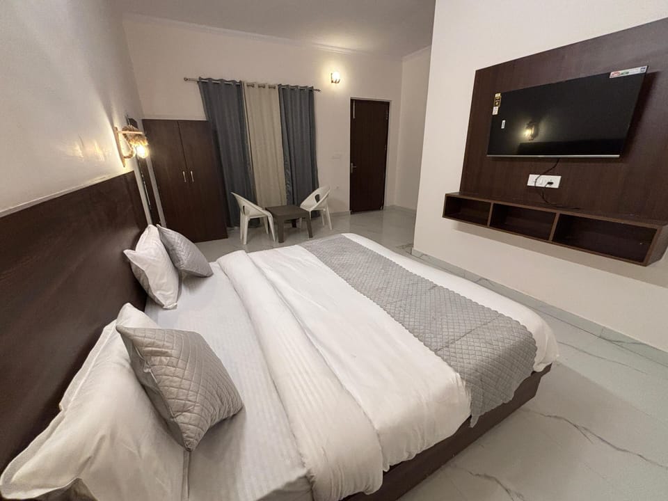 Deluxe Double Room, Mountain View | Desk, free WiFi