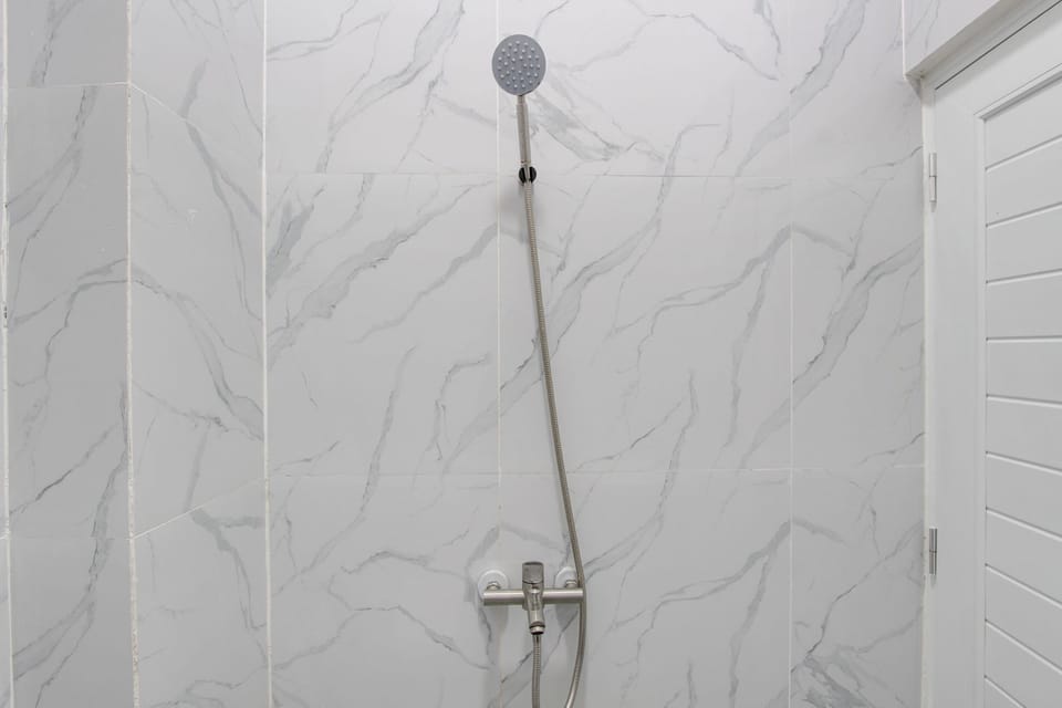 Deluxe Double Room | Bathroom | Shower, free toiletries, towels, soap