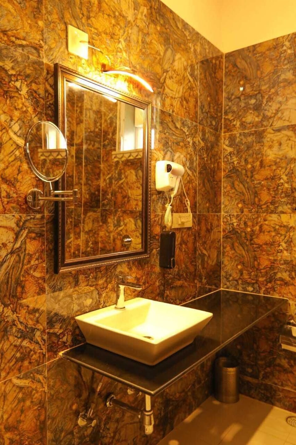 Deluxe Room | Bathroom amenities