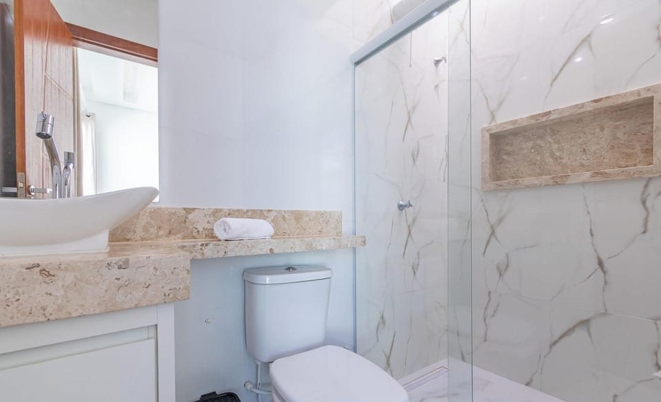 Basic Apartment | Bathroom | Shower, free toiletries