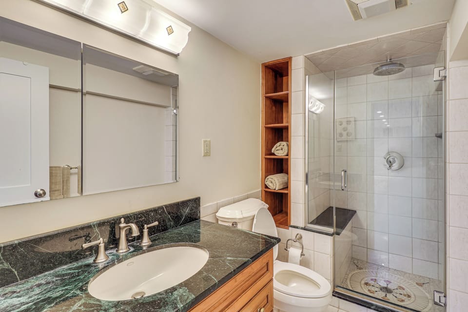 Walk to Hudson River Parks: Recently Renovated Apt Apartment in Hoboken