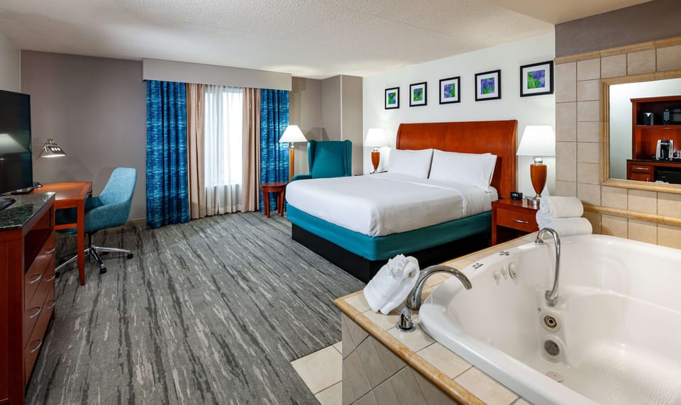 One King Bed | Bathroom | Combined shower/tub, free toiletries, hair dryer, towels