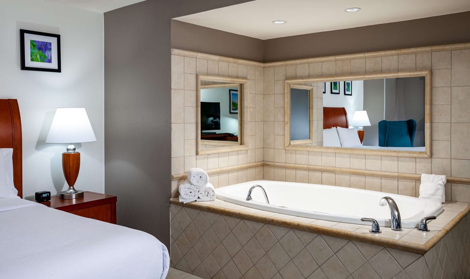 One King Bed | Bathroom | Combined shower/tub, free toiletries, hair dryer, towels
