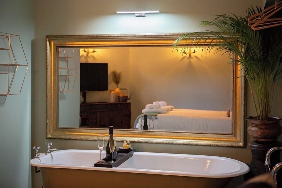 Suite, Patio, Garden View | Bathroom | Soap, shampoo, toilet paper