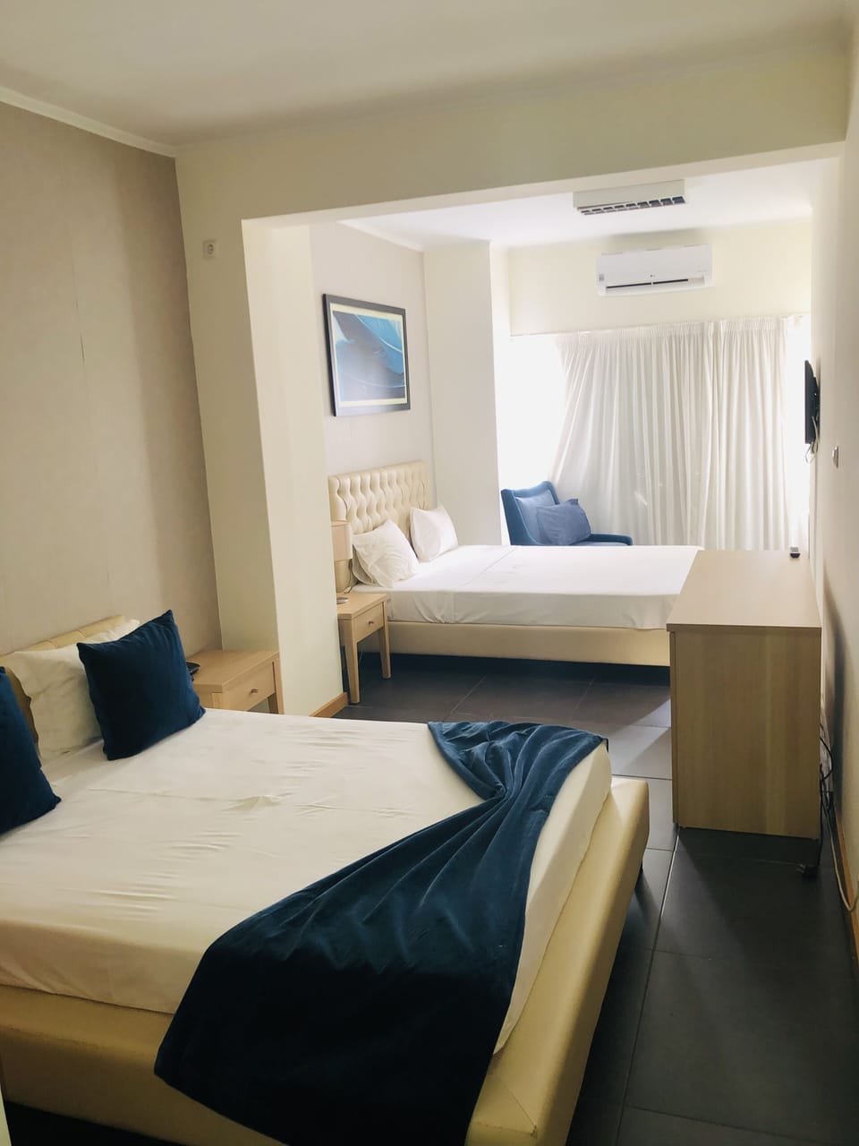 Business Room | In-room safe, desk, blackout drapes, WiFi (free)