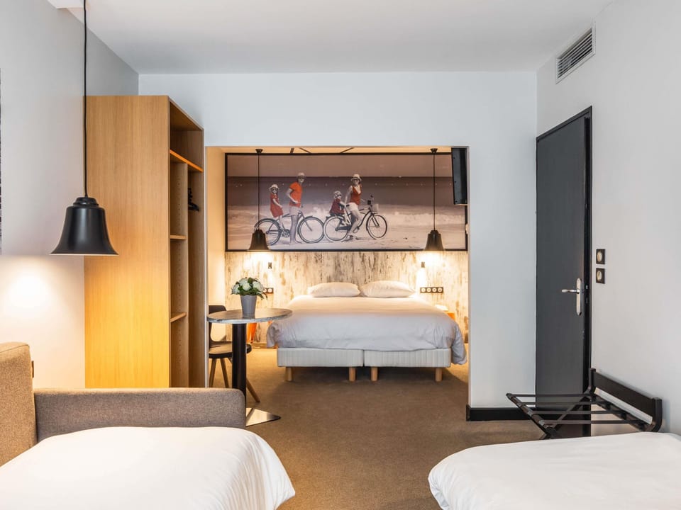 Premium bedding, in-room safe, individually decorated