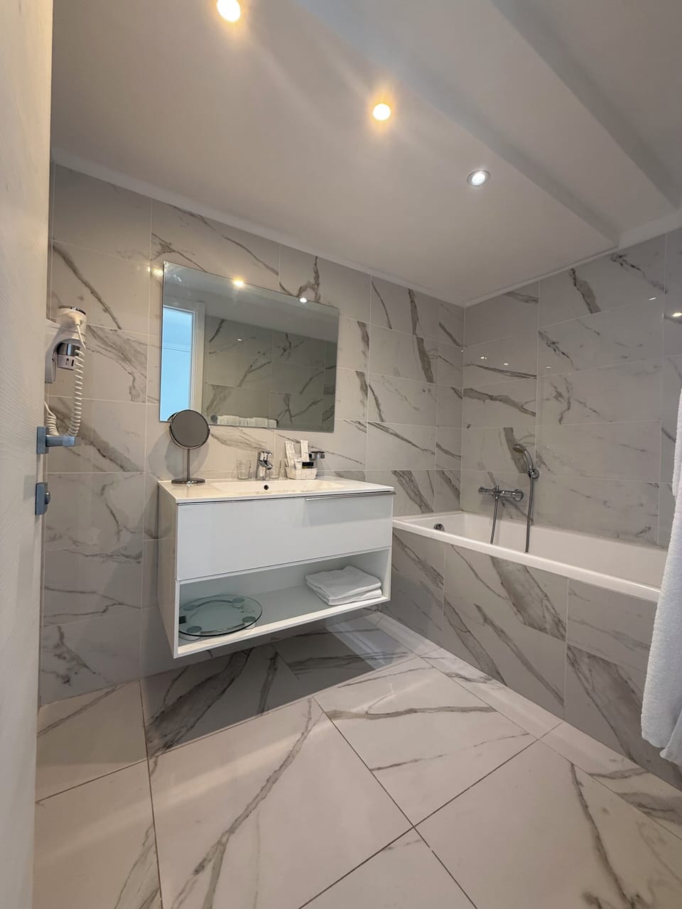 Standard Double Room | Minibar, in-room safe, desk, laptop workspace