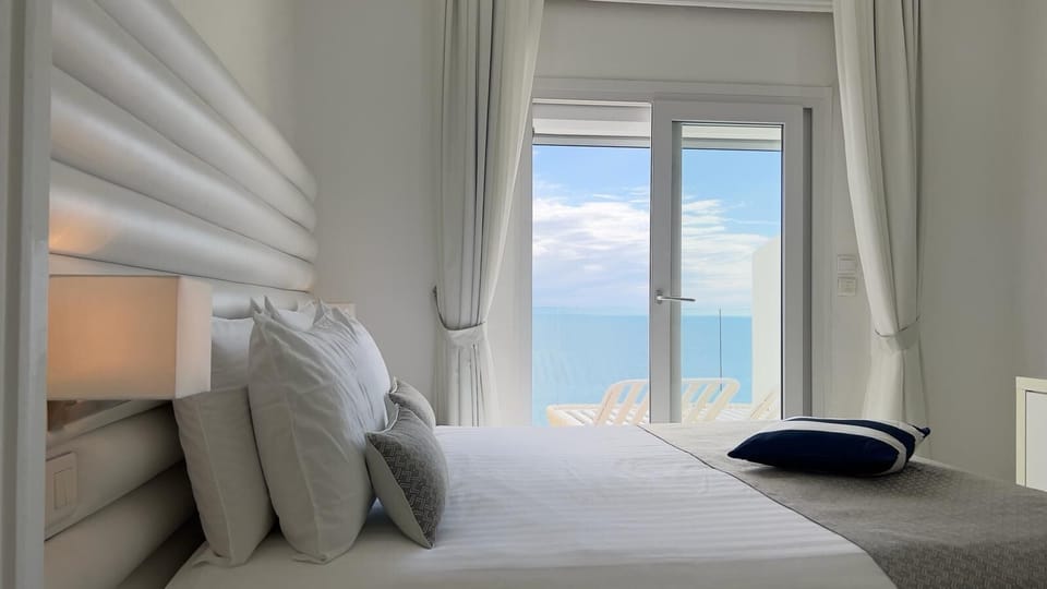 Comfort Double Room, Sea View | Minibar, in-room safe, desk, laptop workspace