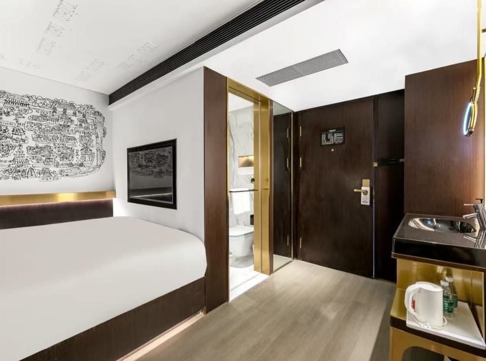 Premier Double Room | Bathroom | Slippers, towels