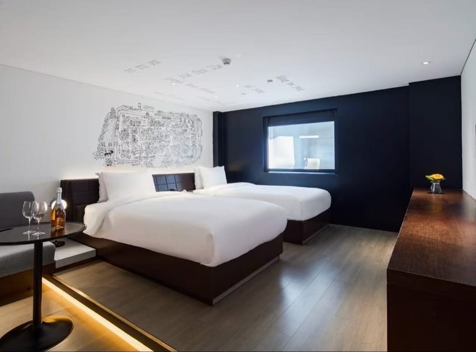Premier Twin Room | Down comforters, blackout drapes, soundproofing
