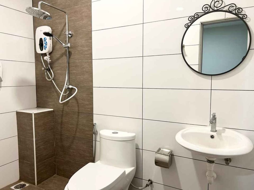 Shower, free toiletries, bidet, towels
