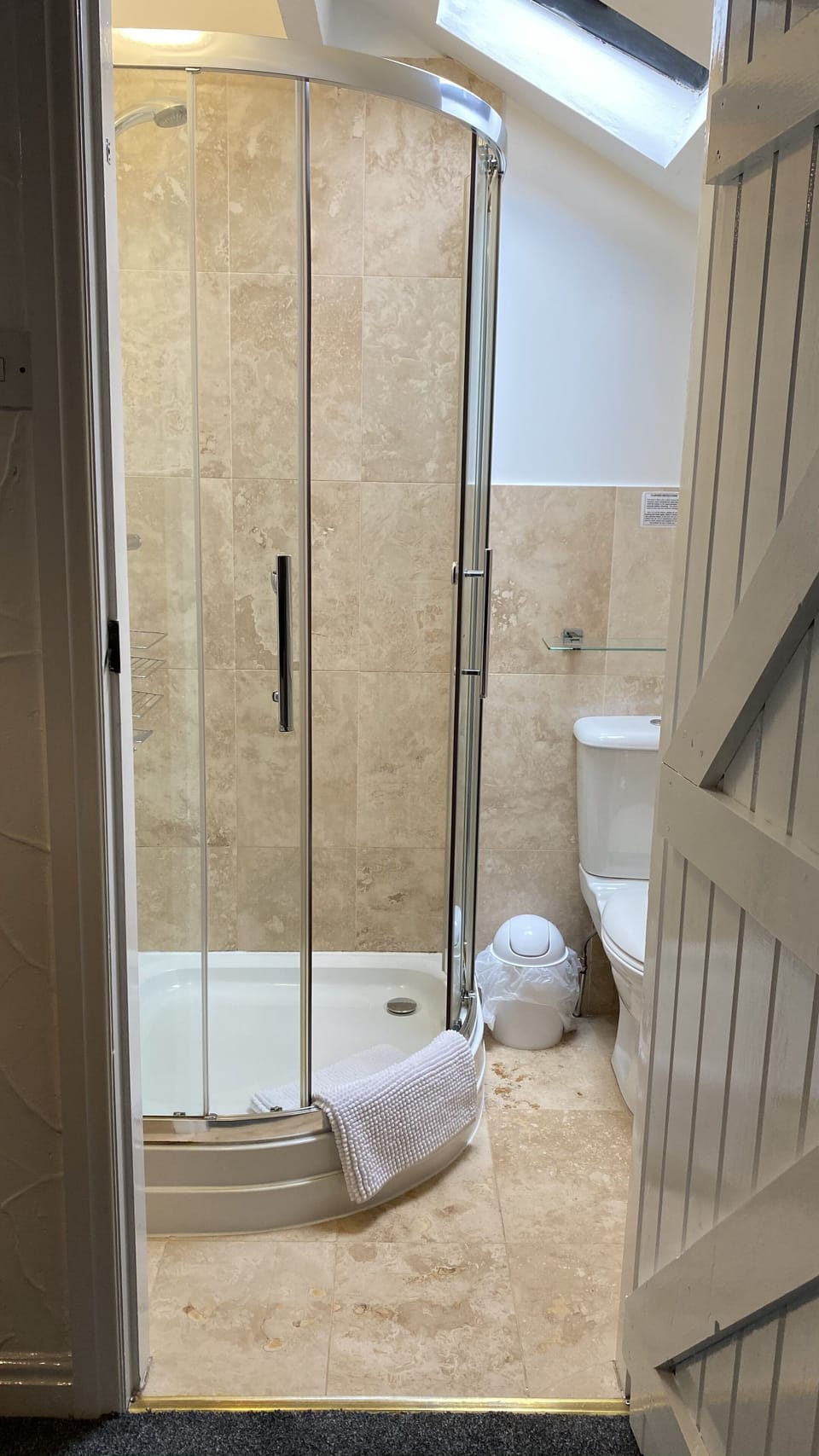 Double Room | Bathroom | Shower, free toiletries, hair dryer, bathrobes