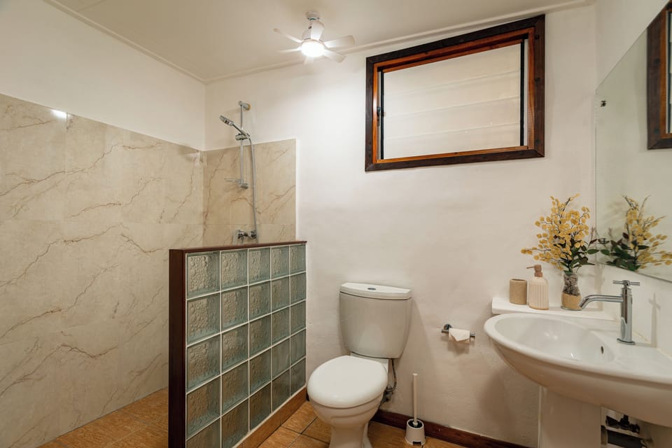 Deluxe Double Room | Bathroom | Bathrobes, slippers