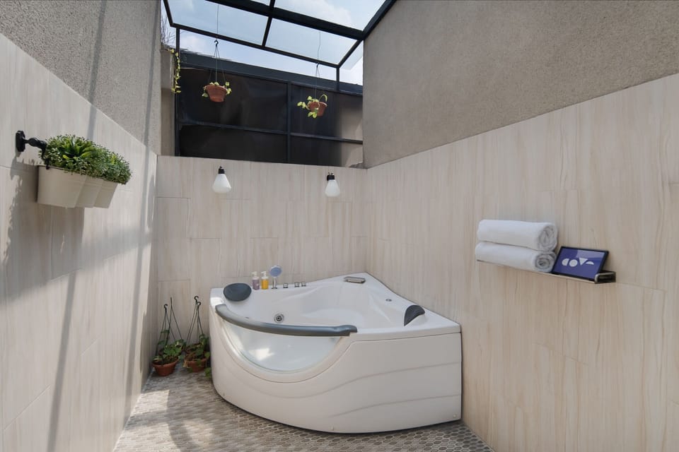 Combined shower/tub, towels, soap, shampoo