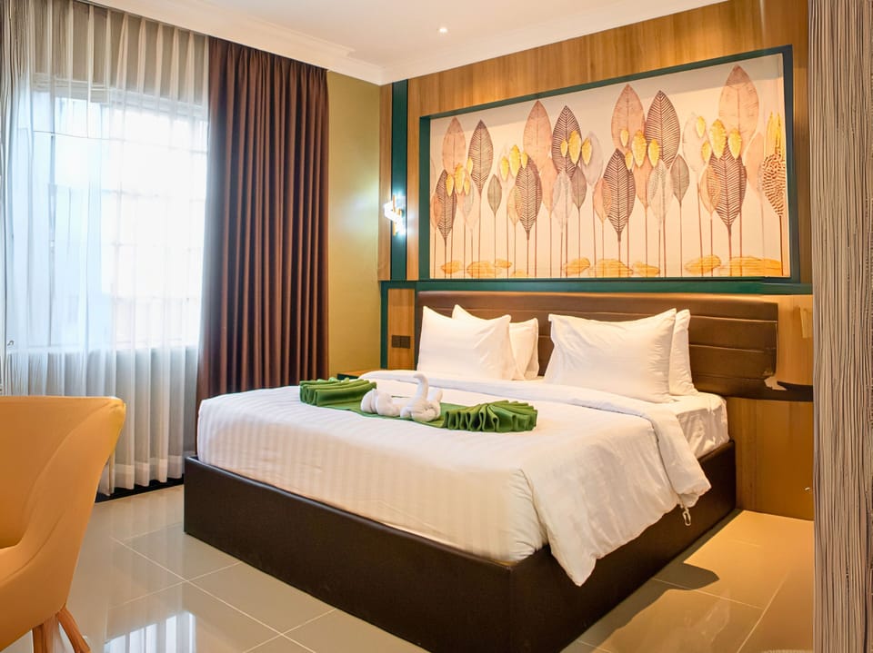 Deluxe Room | In-room safe, desk, laptop workspace, soundproofing