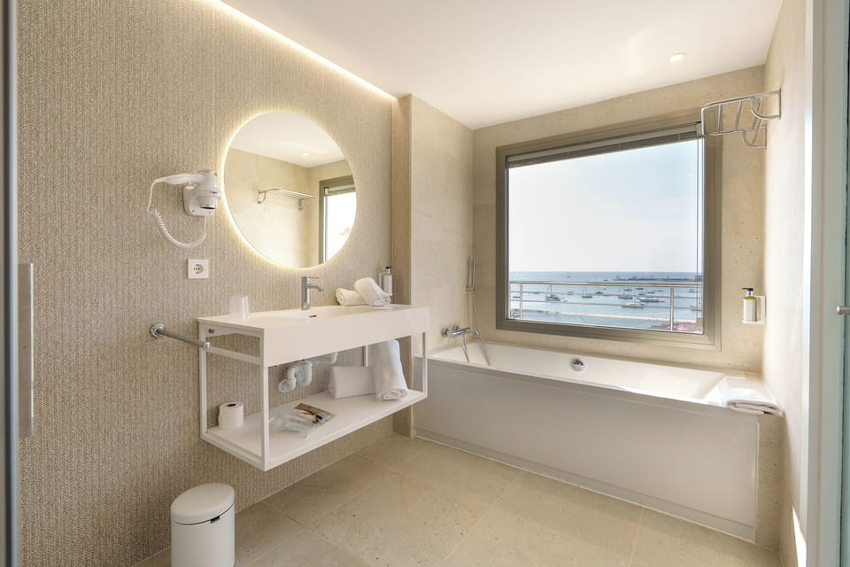 Shower, hair dryer, bidet, towels