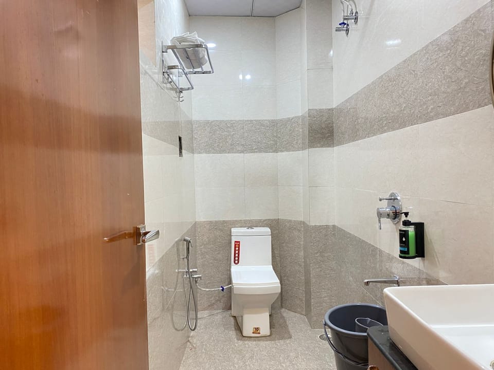 Deluxe Double Room, Balcony | Bathroom | Bathtub, towels, soap, shampoo