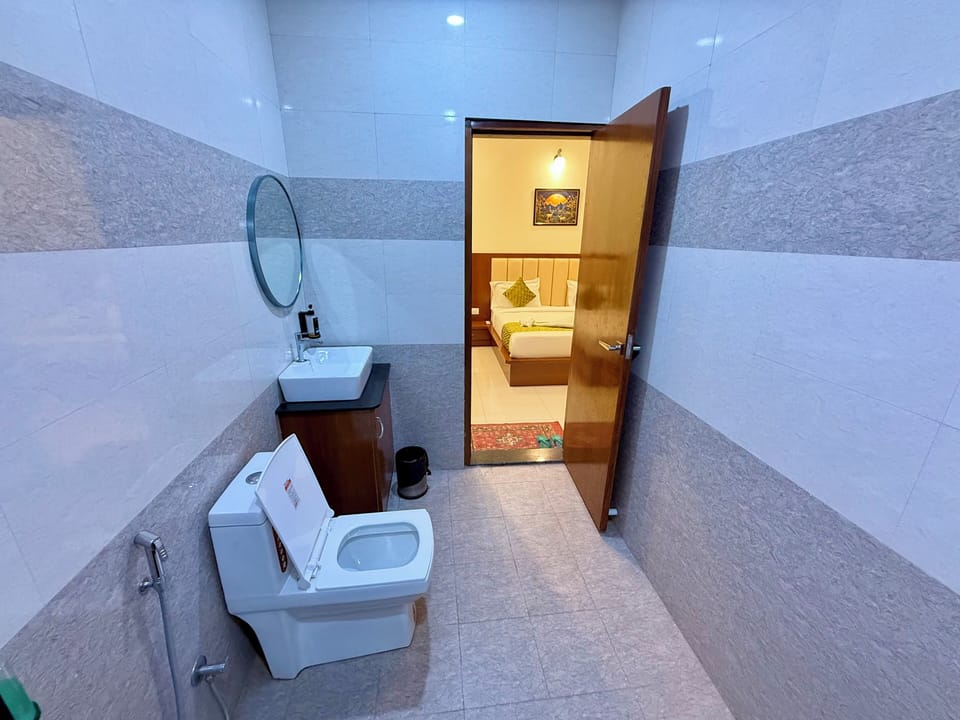 Classic Quadruple Room | Bathroom | Bathtub, towels, soap, shampoo