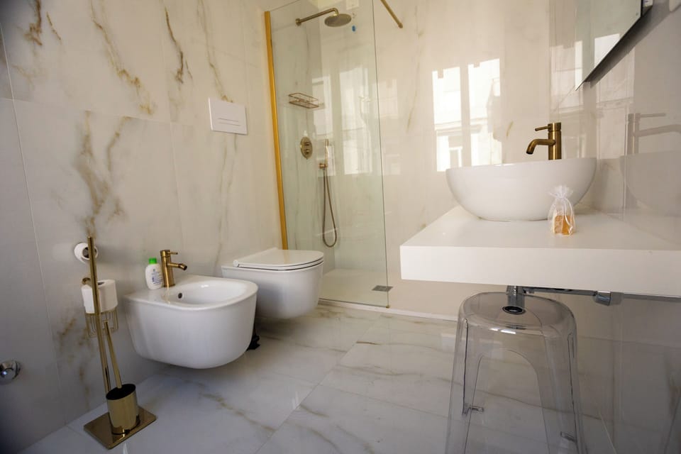 Deluxe Suite, Balcony, Sea View | Bathroom | Bidet