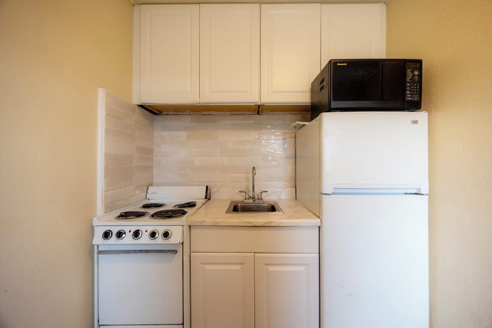 Room, 1 King Bed, Non Smoking | Iron/ironing board, free WiFi, bed sheets