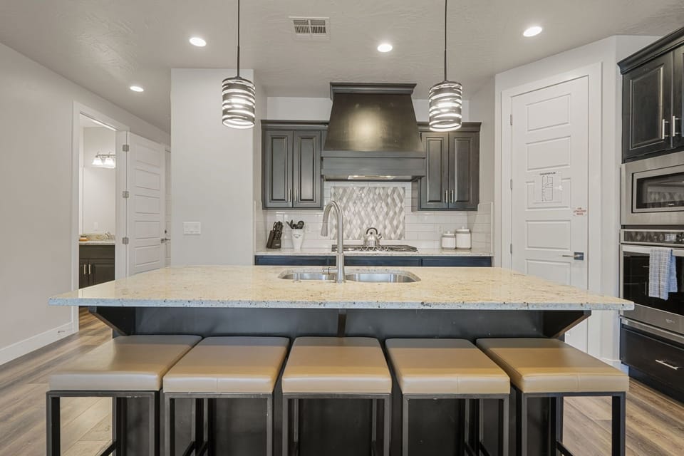 Townhome, 4 Bedrooms | Private kitchen | Fridge, oven, coffee/tea maker, toaster