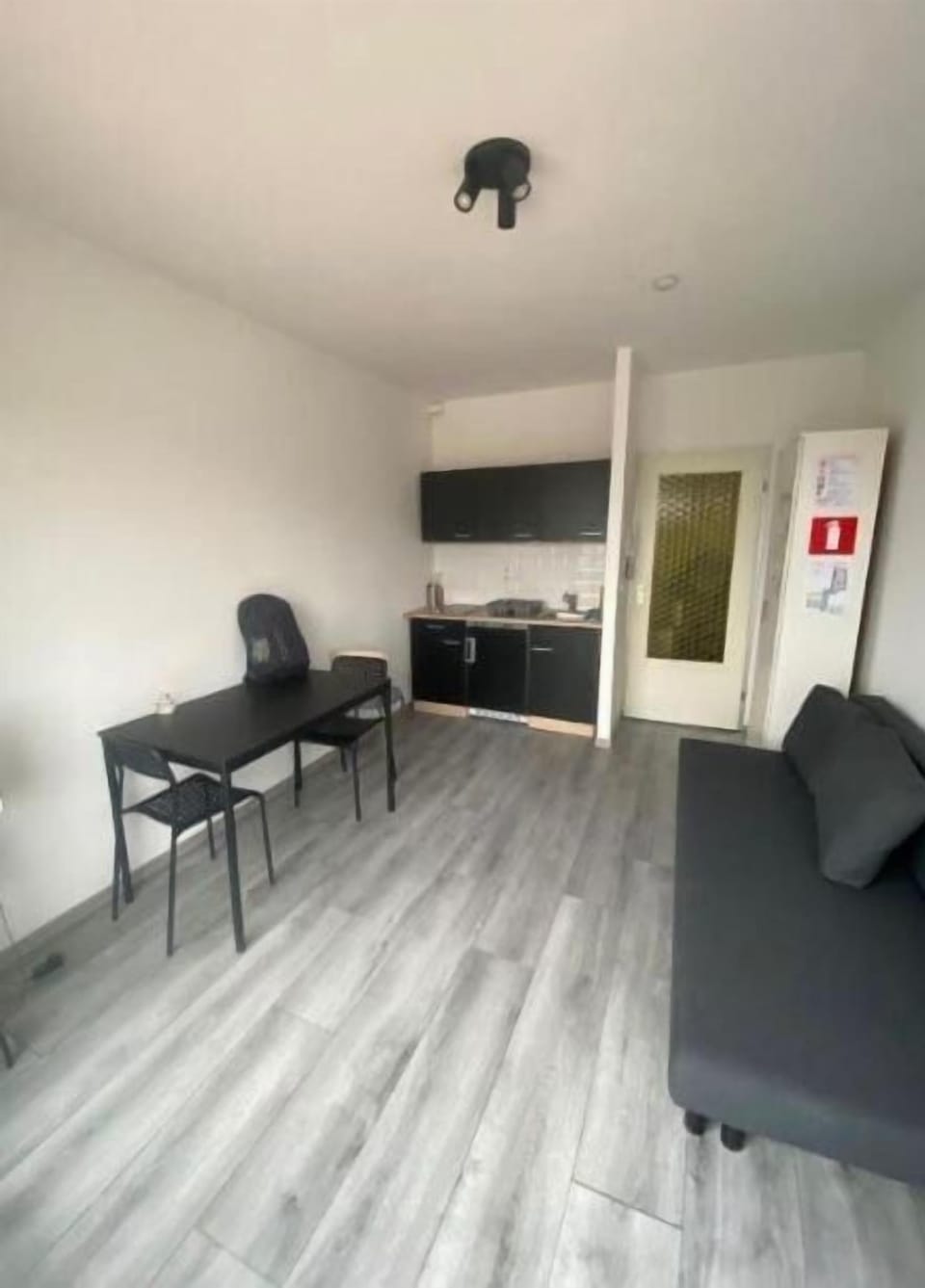 Room, 1 Bedroom, City View | Living area