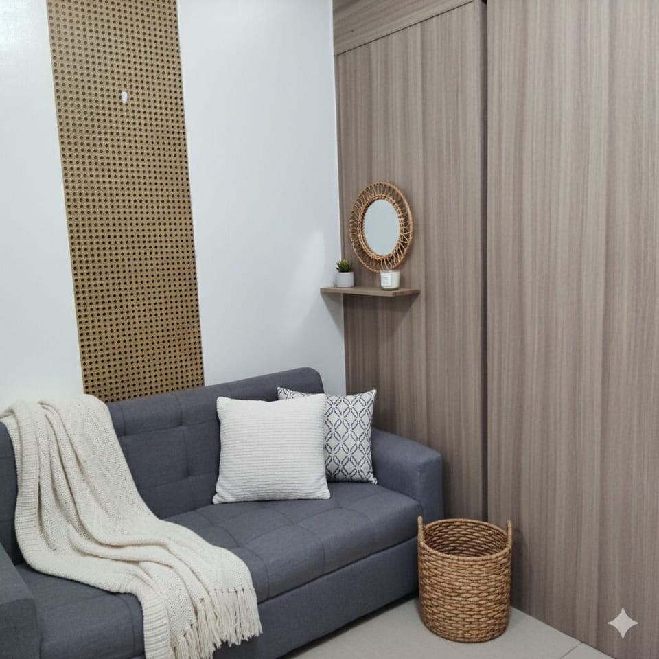 Double Room, City View | Living area