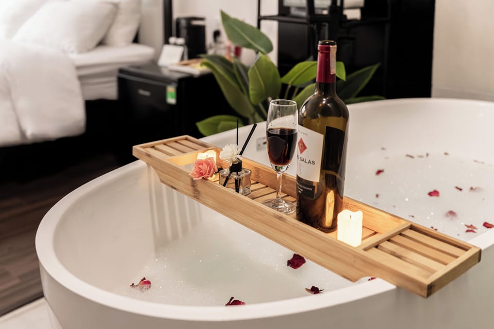 Exclusive Studio Suite | Deep soaking bathtub