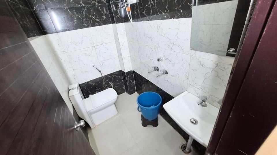Deluxe Room | Bathroom | Shower, towels, soap, shampoo