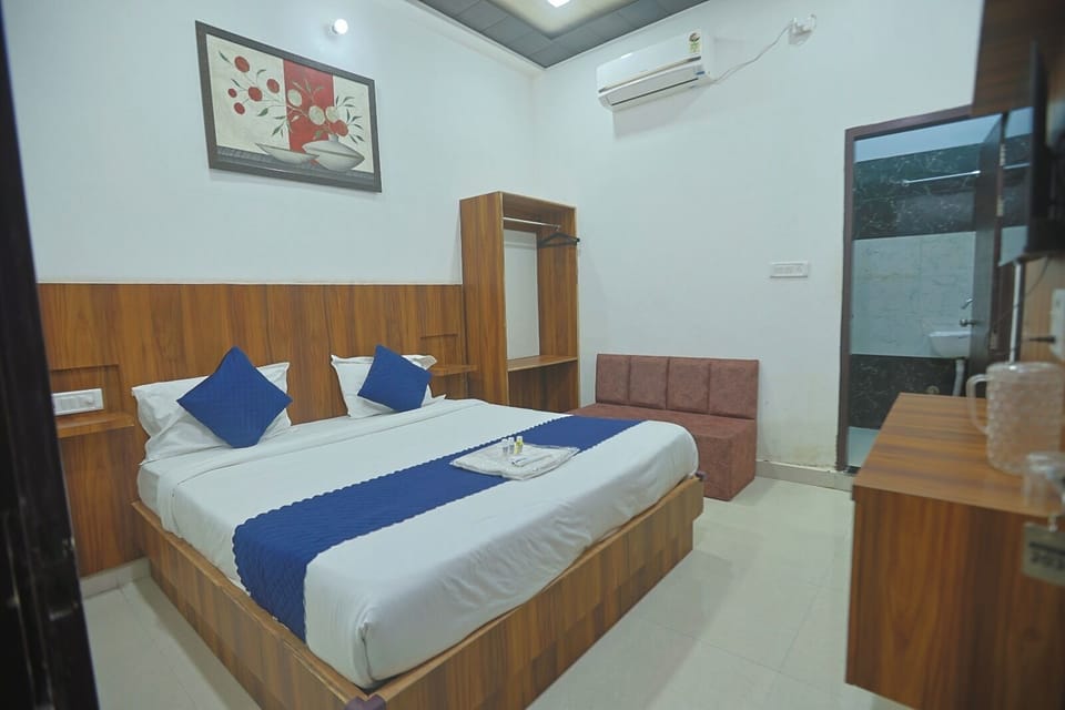 Deluxe Room | Desk, free WiFi