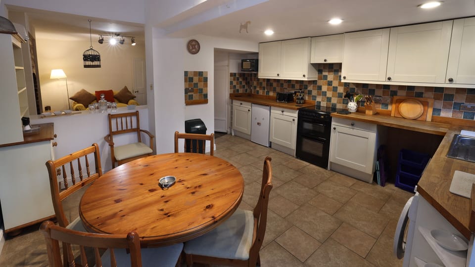 House, 2 Bedrooms | Dining room