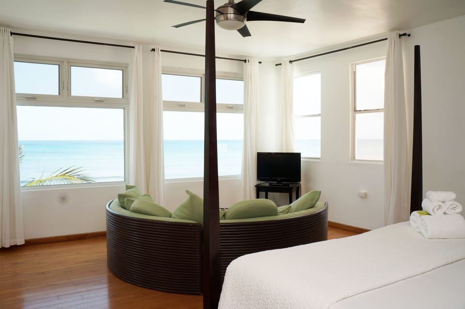 Honeymoon Suite, 1 King Bed | In-room safe, WiFi (free), bed sheets