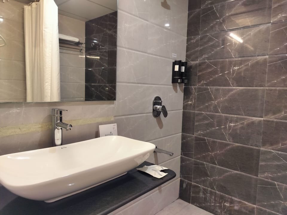 Superior Room | Bathroom | Shower, towels