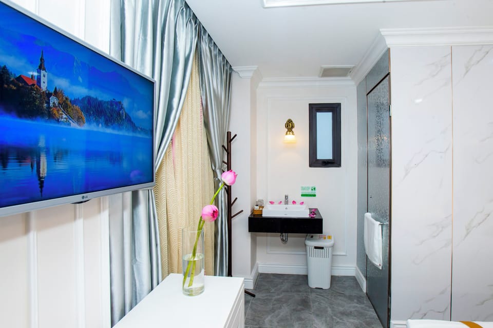 Premier Room, 1 Queen Bed, Air conditioning | Minibar, desk, free WiFi