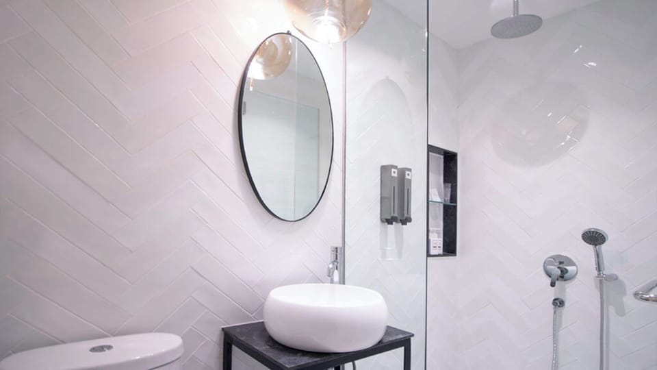Queen Room with Balcony | Bathroom | Shower, hair dryer, slippers, bidet