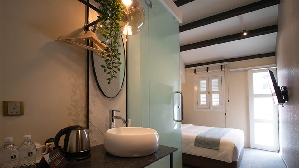 Queen Room with Balcony | WiFi (free)