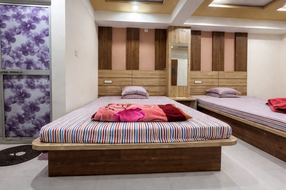 Deluxe Quadruple Room, Air conditioning | Hypo-allergenic bedding, in-room safe, desk, soundproofing