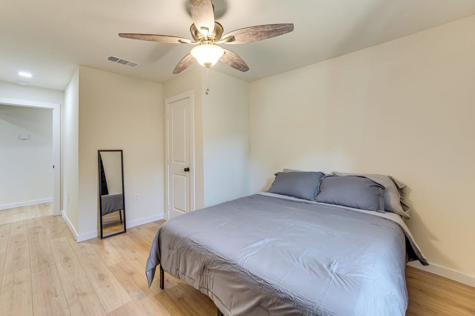 Fenced-in Yard: Home < 5 Mi to Dtwn Dallas! Cottage in Dallas