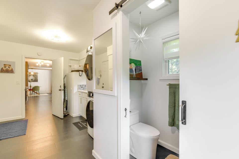 Modern Creekside Retreat 1 Mi to Spirit Mtn Casino Cottage in Oregon