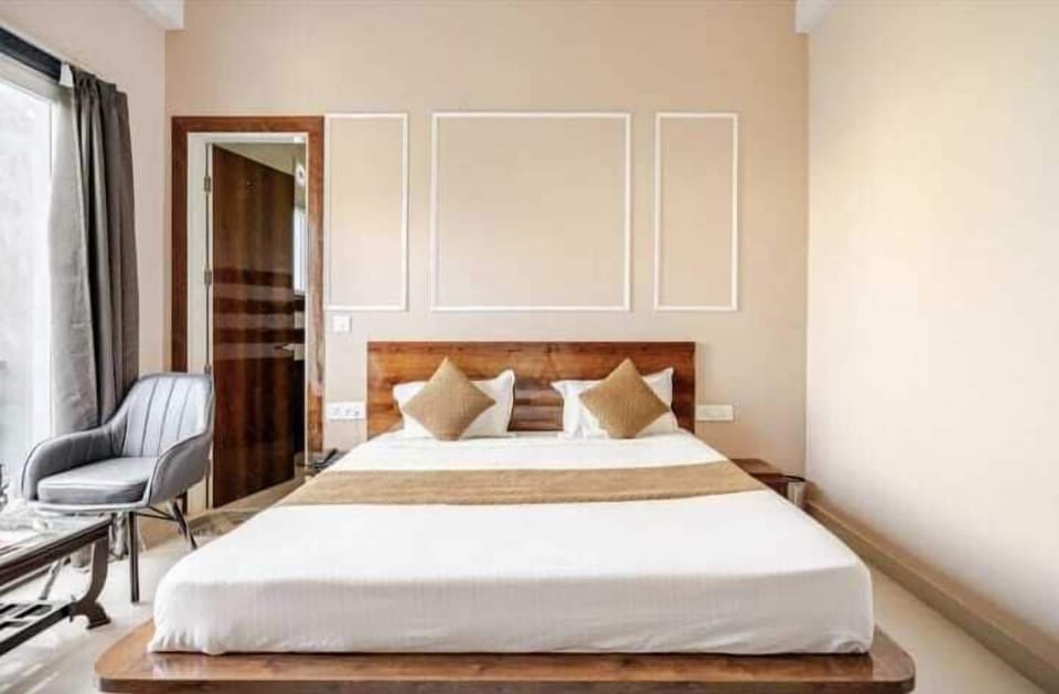 Deluxe Double Room, City View | Desk, laptop workspace, free WiFi