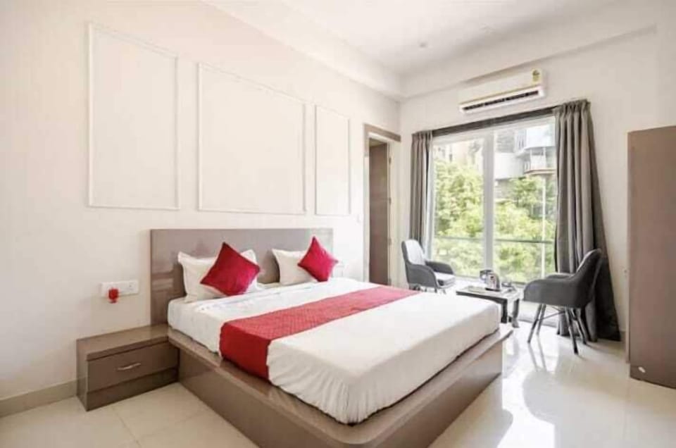 Deluxe Double Room, City View | Desk, laptop workspace, free WiFi