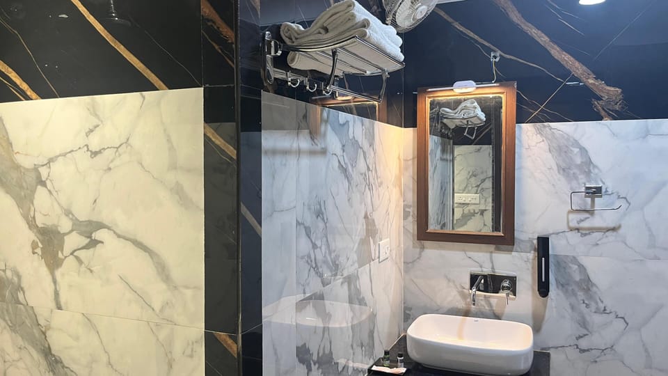 Deluxe Room, City View | Bathroom