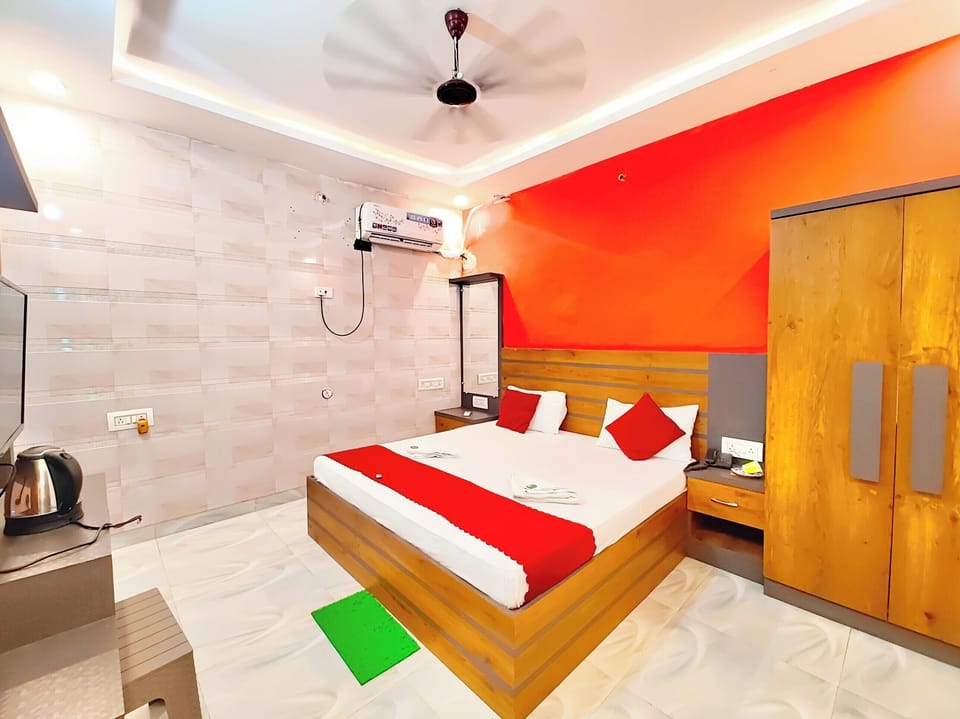 Deluxe Double Room | Hypo-allergenic bedding, in-room safe, desk, soundproofing