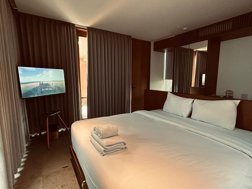 Standard Single Room, 1 Queen Bed, Balcony | Free WiFi, bed sheets